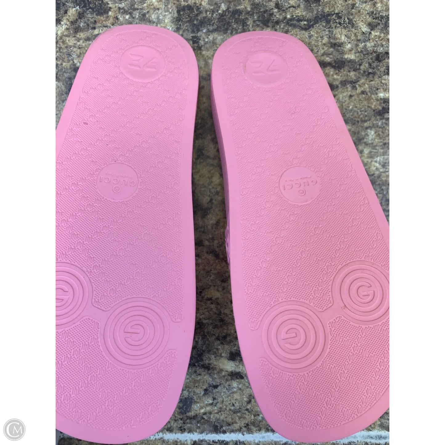 Shoes Luxury Designer By Gucci In Pink, Size: 8