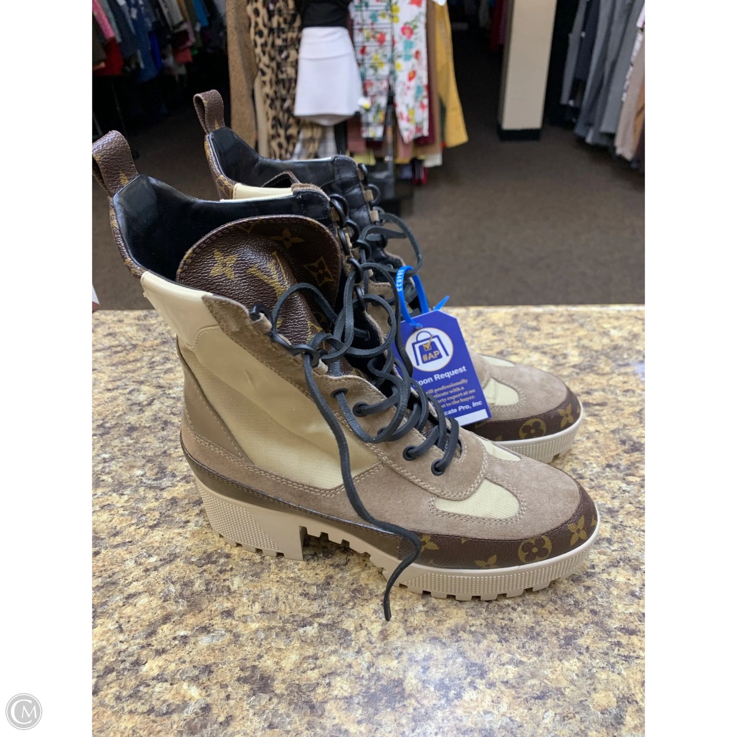 Shoes Luxury Designer By Louis Vuitton In Tan, Size: 9