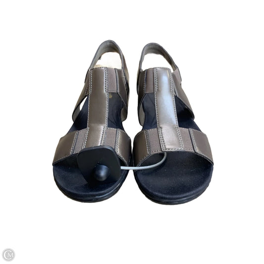 Shoes Flats By Clarks In Taupe, Size: 11