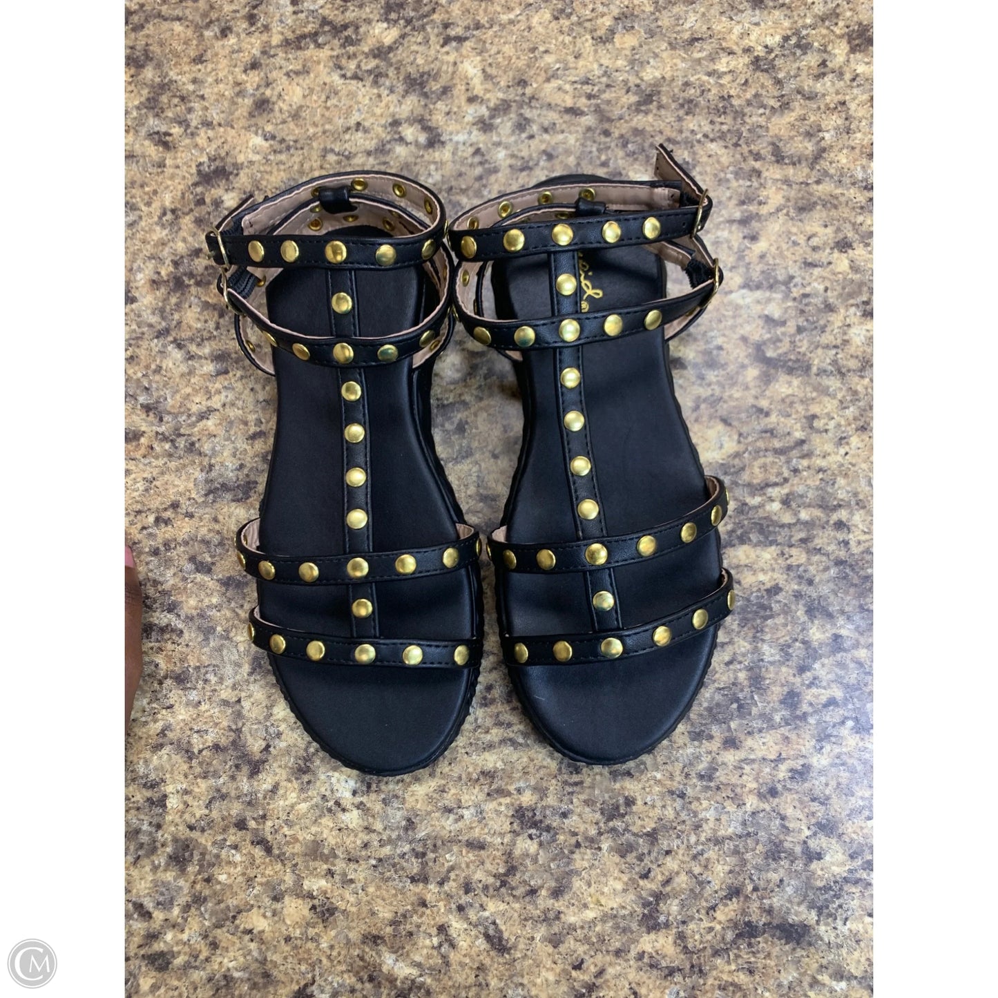 Sandals Flats By Qupid In Black & Gold, Size: 7