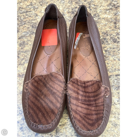 Shoes Flats By Bare Traps In Brown, Size: 9.5