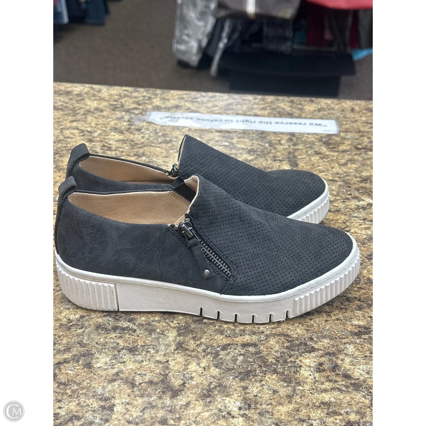 Shoes Athletic By Cmf In Black & White, Size: 6