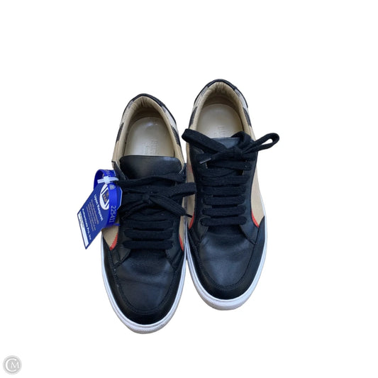 Shoes Luxury Designer By Burberry In Plaid Pattern, Size: 8.5