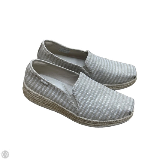 Shoes Flats By Skechers In Beige, Size: 9.5